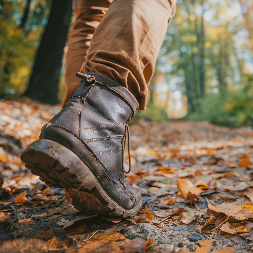 En person som står med skorna i vatten